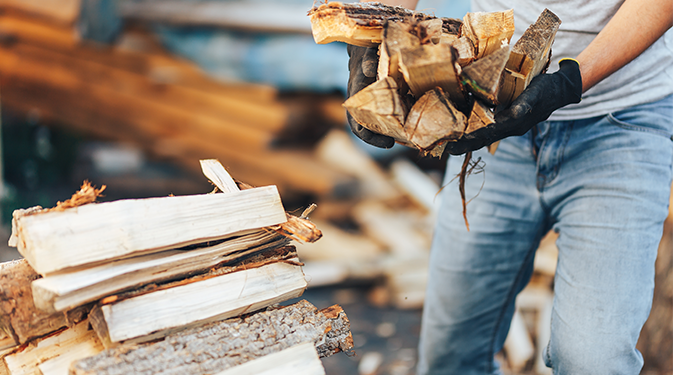 naturbelassenes und unbehandeltes Holz